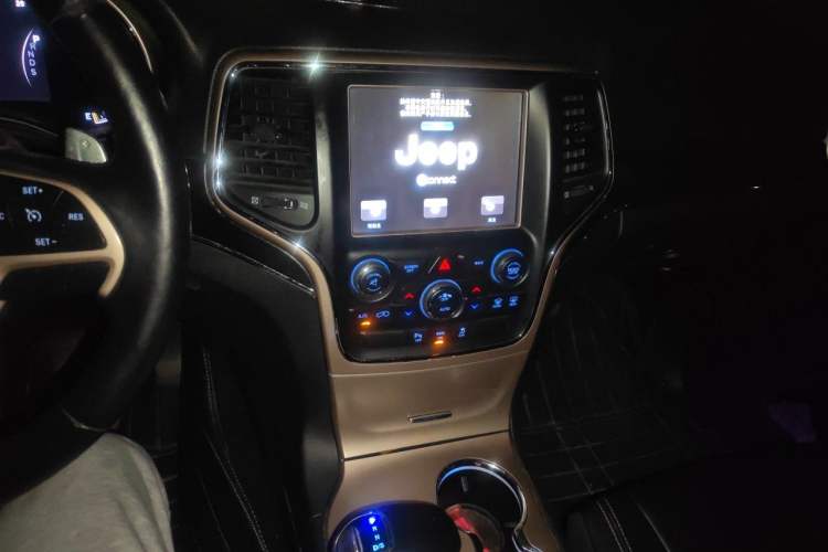 Used Jeep Grand Cherokee 2014 3.0L Comfort Navigation Edition Audio And AC Panel