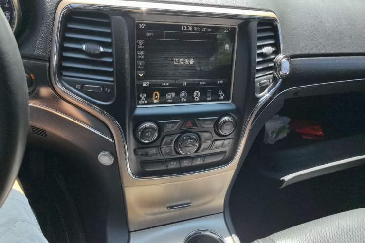 Used Jeep Grand Cherokee 2014 3.6L Elite Navigation Edition Audio And AC Panel