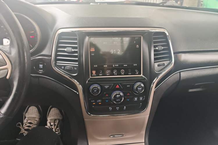 Used Jeep Grand Cherokee 2014 3.0L Comfort Navigation Edition Audio And AC Panel