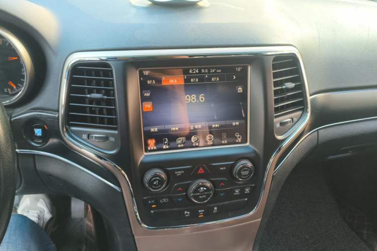 Used Jeep Grand Cherokee 2014 3.6L Elite Navigation Edition Audio And AC Panel