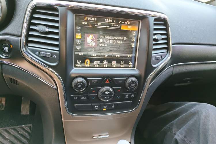 Used Jeep Grand Cherokee 2014 3.0L Comfort Navigation Edition Audio And AC Panel