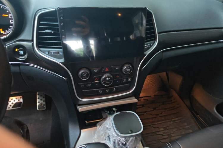 Used Jeep Grand Cherokee 2014 3.0L Comfort Navigation Edition Audio And AC Panel
