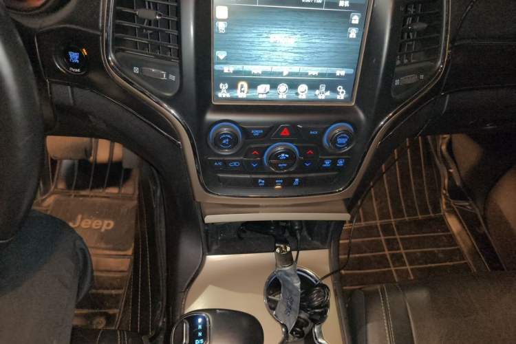 Used Jeep Grand Cherokee 2014 3.0L Comfort Navigation Edition Audio And AC Panel