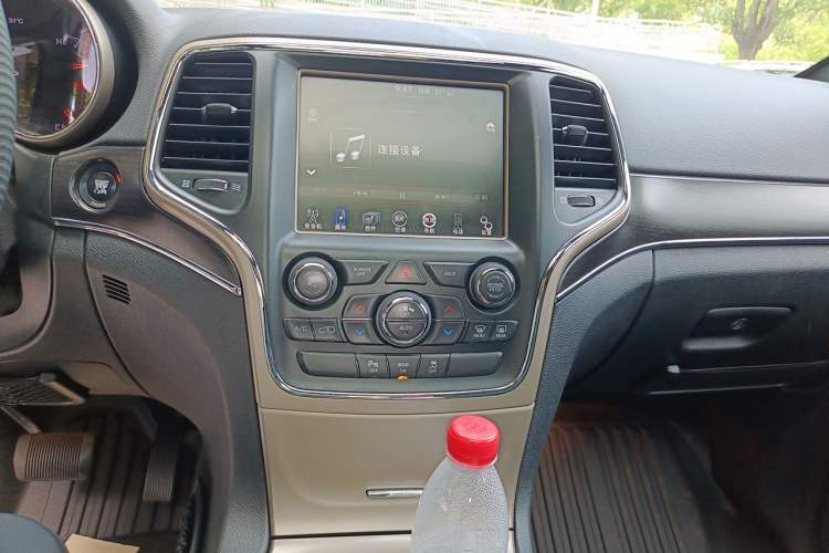 Used Jeep Grand Cherokee 2014 3.6L Elite Navigation Edition Audio And AC Panel