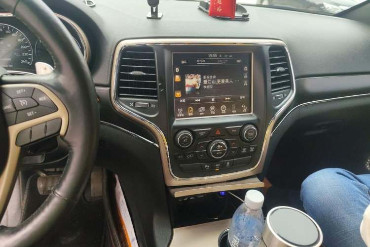 Used Jeep Grand Cherokee 2014 3.6L Elite Navigation Edition Audio And AC Panel