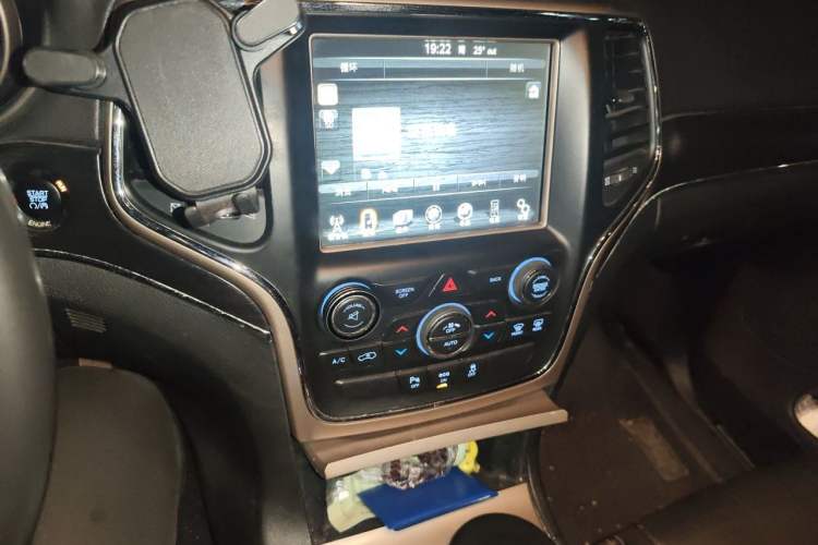 Used Jeep Grand Cherokee 2014 3.0L Comfort Navigation Edition Audio And AC Panel