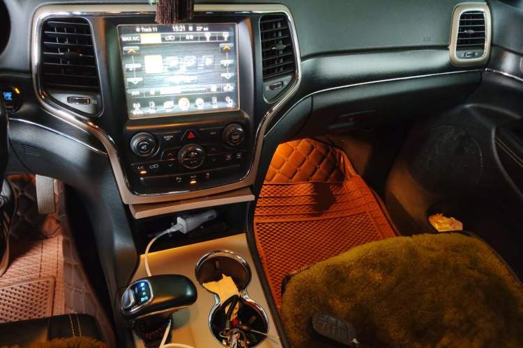 Used Jeep Grand Cherokee 2014 3.0L Comfort Navigation Edition Audio And AC Panel