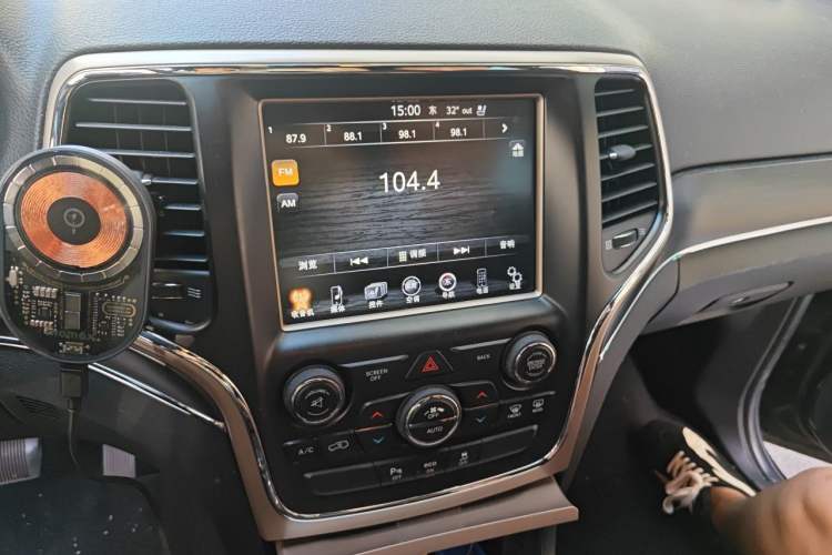 Used Jeep Grand Cherokee 2014 3.6L Elite Navigation Edition Audio And AC Panel