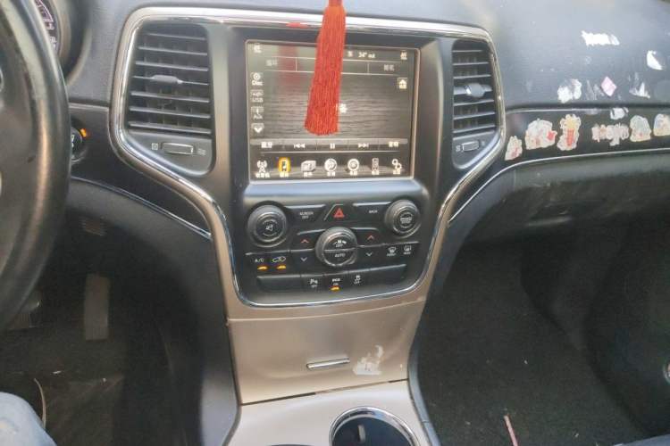 Used Jeep Grand Cherokee 2014 3.0L Comfort Navigation Edition Audio And AC Panel