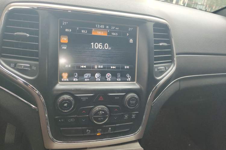 Used Jeep Grand Cherokee 2014 3.6L Elite Navigation Edition Audio And AC Panel