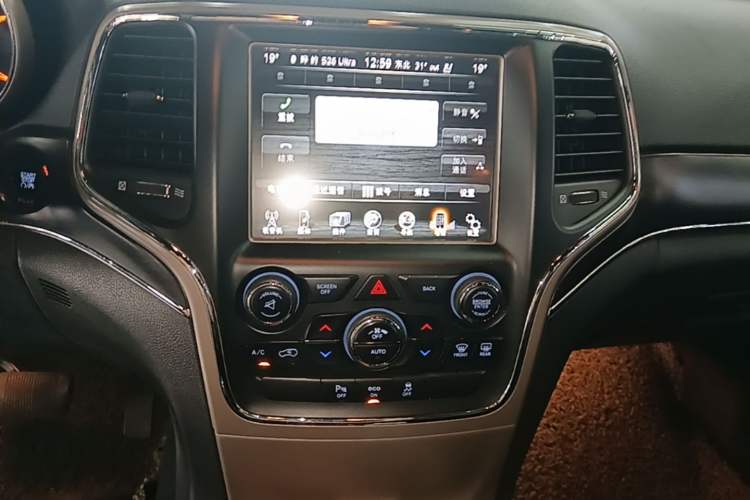 Used Jeep Grand Cherokee 2014 3.6L Elite Navigation Edition Audio And AC Panel