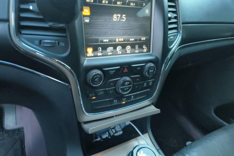 Used Jeep Grand Cherokee 2014 3.6L Elite Navigation Edition Audio And AC Panel