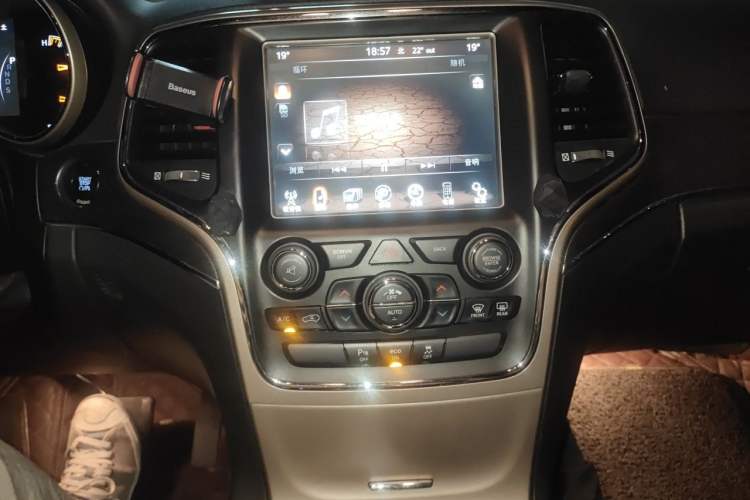 Used Jeep Grand Cherokee 2014 3.0TD Diesel Comfort Navigation Version Audio And AC Panel