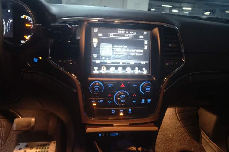 Used Jeep Grand Cherokee 2014 3.0TD Diesel Comfort Navigation Version Audio And AC Panel