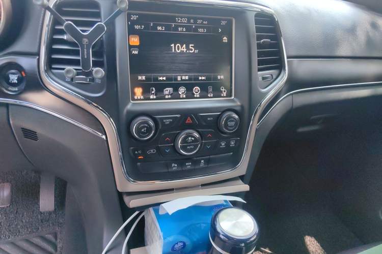 Used Jeep Grand Cherokee 2014 3.0L Comfort Navigation Edition Audio And AC Panel
