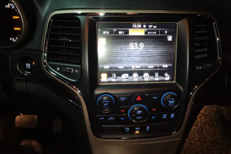 Used Jeep Grand Cherokee 2014 3.0L Comfort Navigation Edition Audio And AC Panel