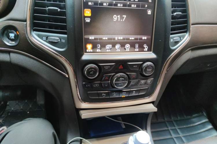 Used Jeep Grand Cherokee 2014 5.7L Flagship Prestige Edition Audio And AC Panel