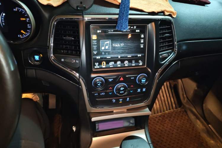Used Jeep Grand Cherokee 2014 3.6L Elite Navigation Edition Audio And AC Panel