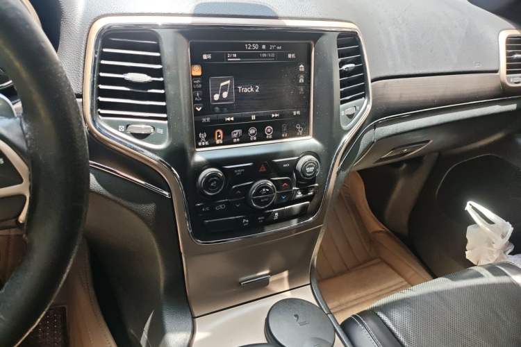 Used Jeep Grand Cherokee 2014 3.6L Elite Navigation Edition Audio And AC Panel