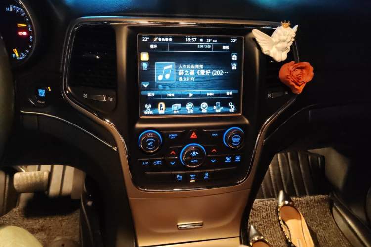 Used Jeep Grand Cherokee 2014 3.0L Comfort Navigation Edition Audio And AC Panel