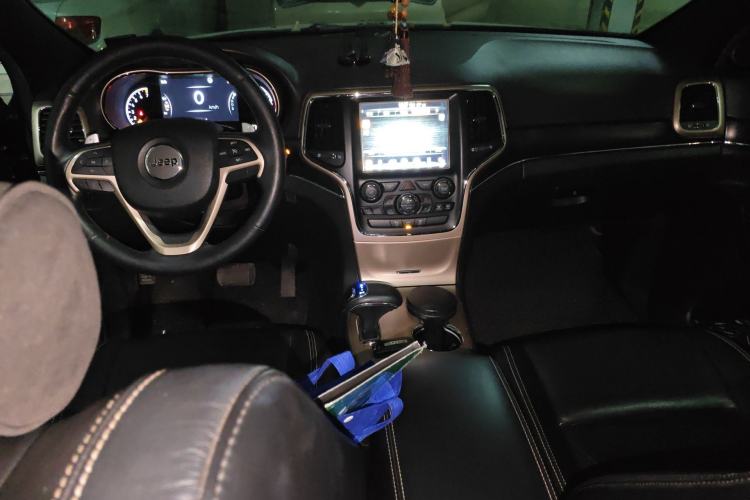 Used Jeep Grand Cherokee 2014 3.0L Comfort Navigation Edition Center Console