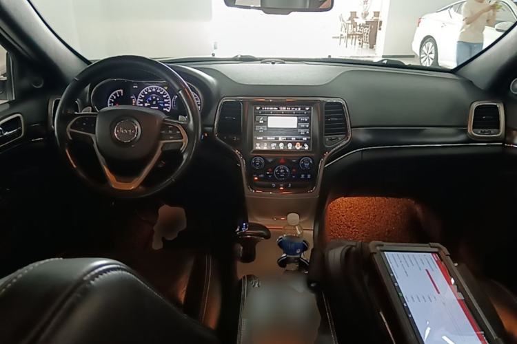 Used Jeep Grand Cherokee 2014 3.6L Elite Navigation Edition Center Console