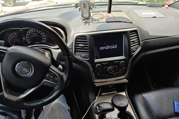 Used Jeep Grand Cherokee 2014 3.6L Comfort Navigation Edition Center Console