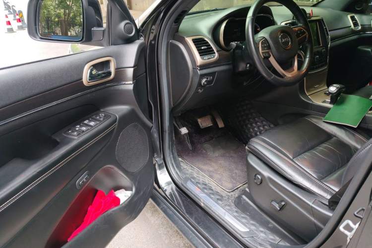 Used Jeep Grand Cherokee 2014 3.0L Comfort Navigation Edition Driver Seat