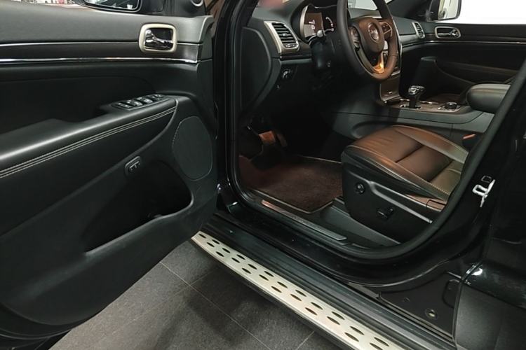 Used Jeep Grand Cherokee 2014 3.0L Comfort Navigation Edition Driver Seat