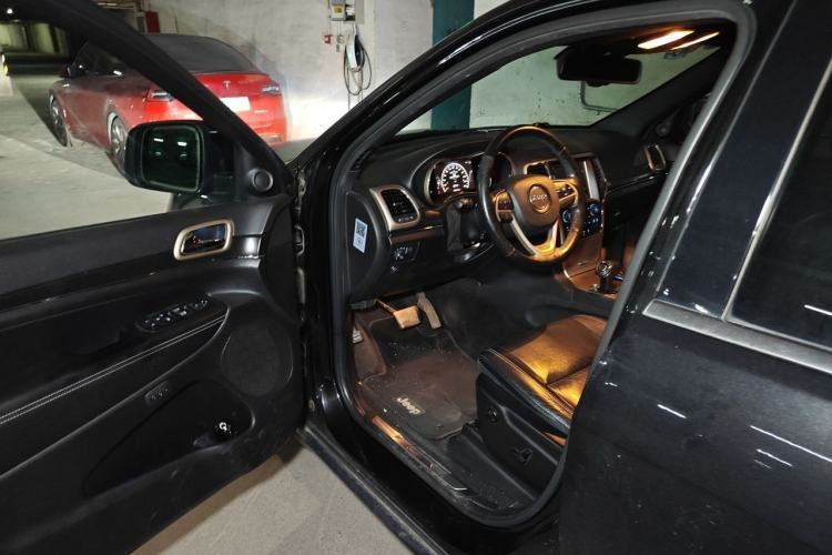 Used Jeep Grand Cherokee 2014 3.0L Comfort Navigation Edition Driver Seat