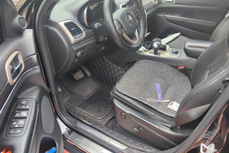 Used Jeep Grand Cherokee 2014 3.0L Comfort Navigation Edition Driver Seat