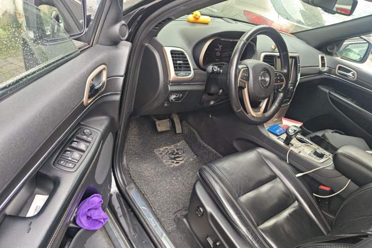 Used Jeep Grand Cherokee 2014 3.0L Comfort Navigation Edition Driver Seat