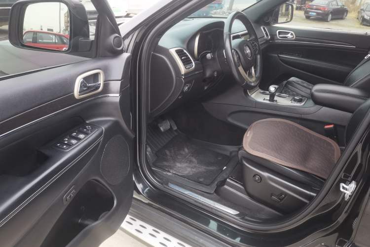Used Jeep Grand Cherokee 2014 3.6L Elite Navigation Edition Driver Seat