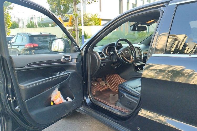 Used Jeep Grand Cherokee 2014 3.0L Comfort Navigation Edition Driver Seat