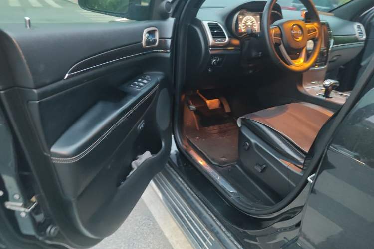 Used Jeep Grand Cherokee 2014 3.6L Elite Navigation Edition Driver Seat