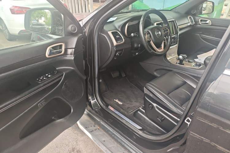 Used Jeep Grand Cherokee 2014 3.0L Comfort Navigation Edition Driver Seat