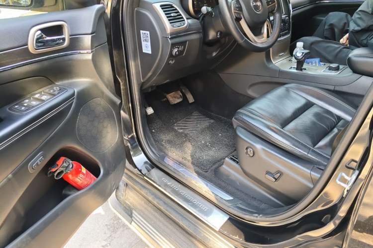 Used Jeep Grand Cherokee 2014 3.0L Comfort Navigation Edition Driver Seat