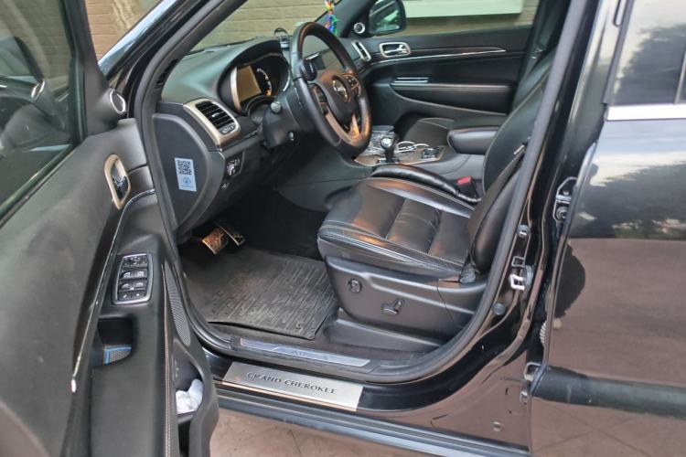 Used Jeep Grand Cherokee 2014 3.0L Comfort Navigation Edition Driver Seat