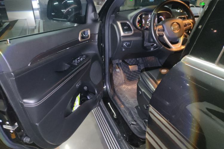 Used Jeep Grand Cherokee 2014 3.0L Comfort Navigation Edition Driver Seat