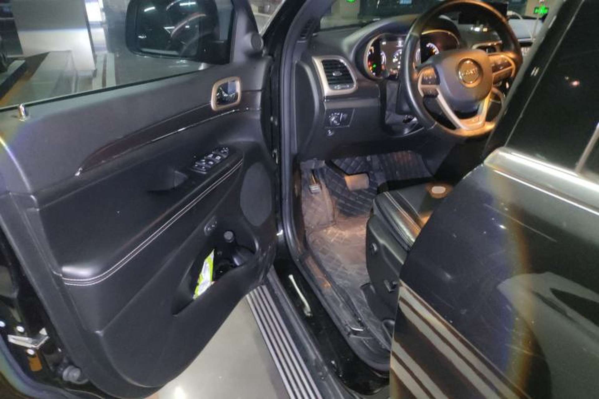 Used Jeep Grand Cherokee 2014 3.0L Comfort Navigation Edition Driver Seat