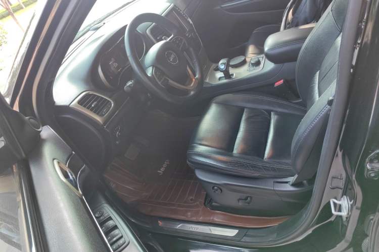 Used Jeep Grand Cherokee 2014 3.0L Comfort Navigation Edition Driver Seat