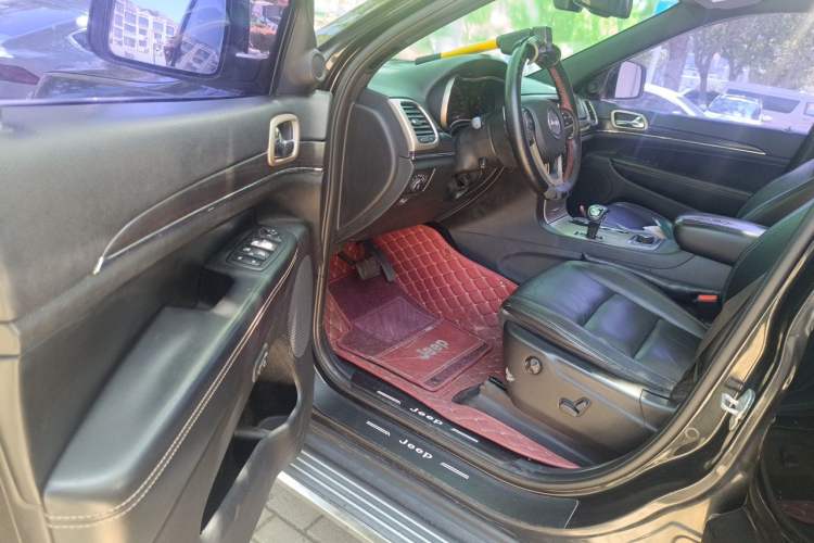 Used Jeep Grand Cherokee 2014 3.0L Comfort Navigation Edition Driver Seat