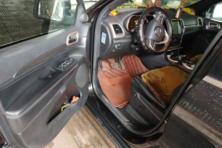 Used Jeep Grand Cherokee 2014 3.0L Comfort Navigation Edition Driver Seat