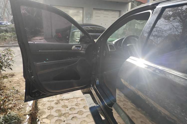 Used Jeep Grand Cherokee 2014 3.6L Elite Navigation Edition Driver Seat