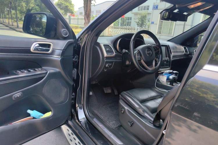 Used Jeep Grand Cherokee 2014 3.0L Comfort Navigation Edition Driver Seat
