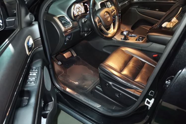 Used Jeep Grand Cherokee 2014 3.0L Comfort Navigation Edition Driver Seat