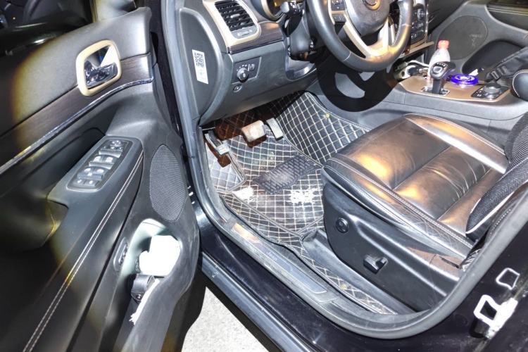 Used Jeep Grand Cherokee 2014 3.0L Comfort Navigation Edition Driver Seat