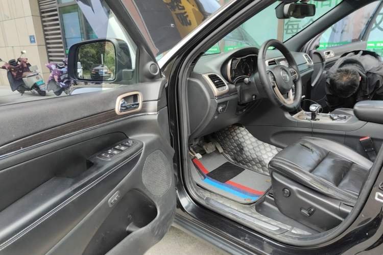 Used Jeep Grand Cherokee 2014 3.6L Elite Navigation Edition Driver Seat