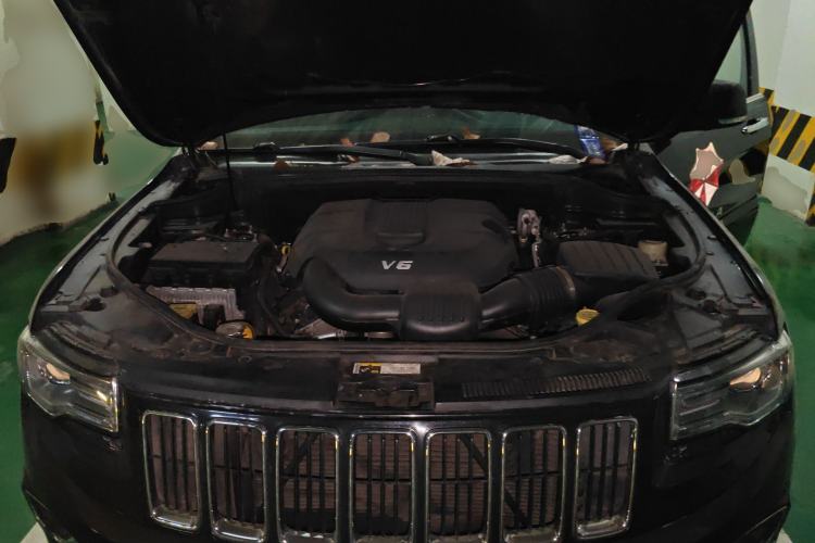 Used Jeep Grand Cherokee 2014 3.0L Comfort Navigation Edition Engine Bay