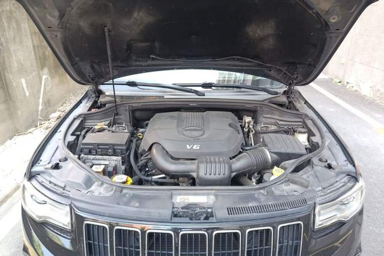 Used Jeep Grand Cherokee  Engine Bay